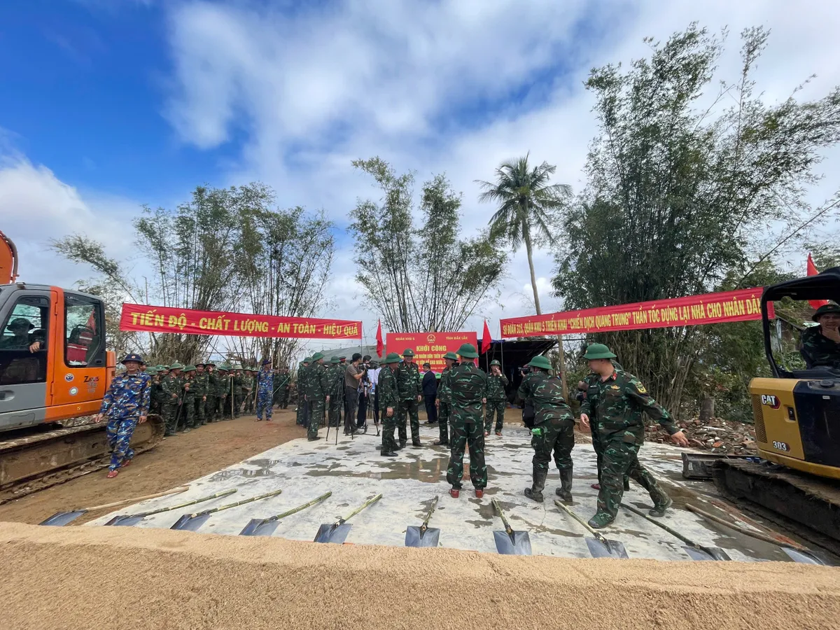 Chiến dịch Quang Trung khởi công xây dựng 684 nhà cho bà con vùng lũ Đắk Lắk - Ảnh 1.