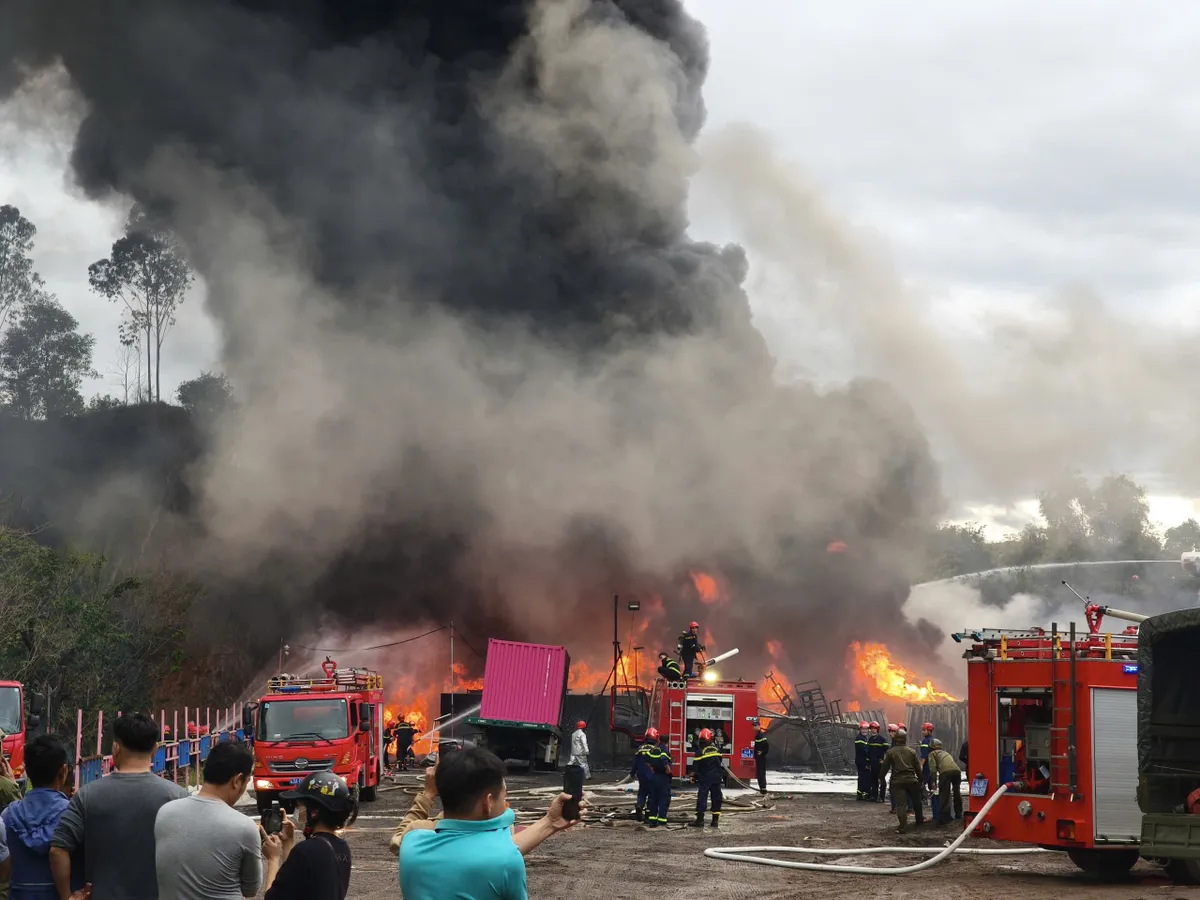 Đà Nẵng: Cháy kho hàng, lửa lan nhanh, phát ra nhiều tiếng nổ lớn - Ảnh 3.