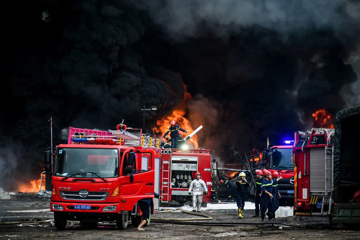 Đà Nẵng: Cháy kho hàng, lửa lan nhanh, phát ra nhiều tiếng nổ lớn - Ảnh 2.