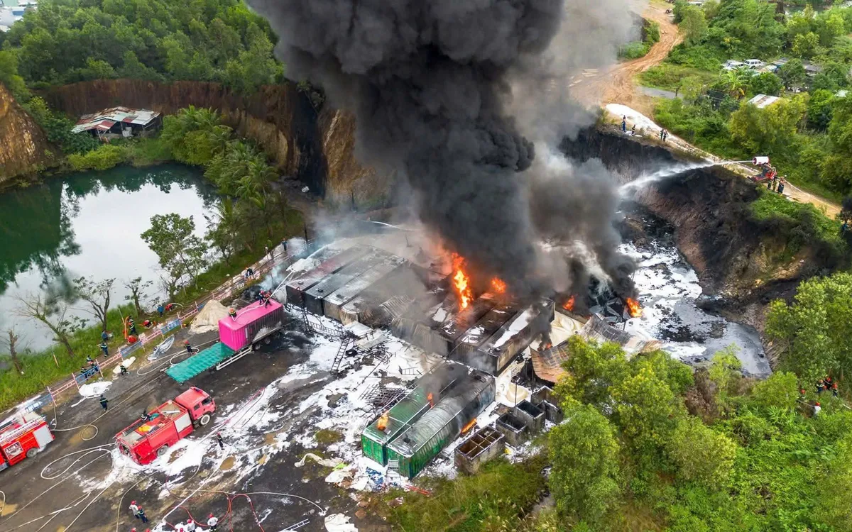 Cháy lớn tại kho hàng ở Đà Nẵng, huy động hàng chục cán bộ chiến sĩ dập lửa.