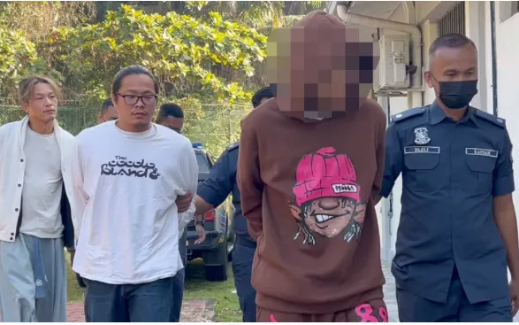 Ba công dân Nhật Bản (ba người bên trái) đã bị buộc tội tại Kuala Lumpur hôm 1/12 vì vi phạm luật ma túy của Malaysia (Ảnh: Jiji)