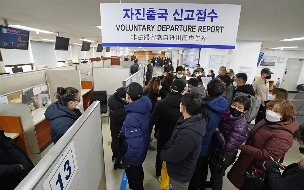 Người nhập cư không có giấy tờ xếp hàng để điền vào thẻ xuất cảnh tại văn phòng Cục Quản lý Xuất nhập cảnh Hàn Quốc ở Seoul (Ảnh minh họa: Yonhap)