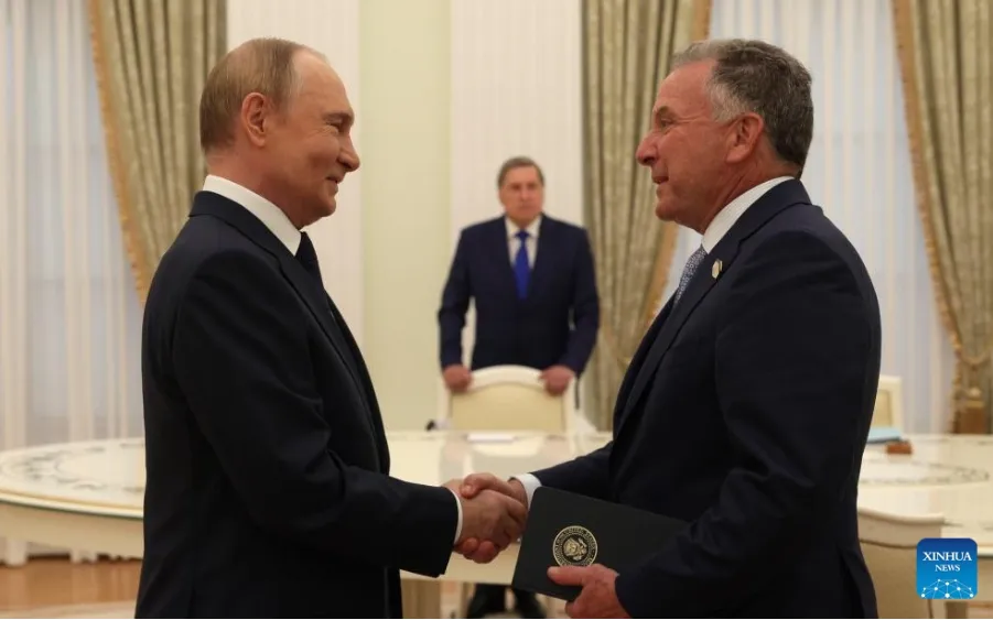 Tổng thống Nga Vladimir Putin (trái) hội đàm với đặc phái viên Mỹ Steve Witkoff tại Điện Kremlin, ngày 6/8/2025 (Ảnh:Tân Hoa Xã)