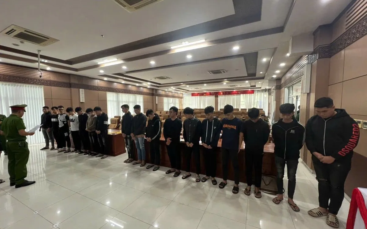 Cơ quan điều tra tống đạt quyết định khởi tố 17 đối tượng. Ảnh: Công an Đà Nẵng