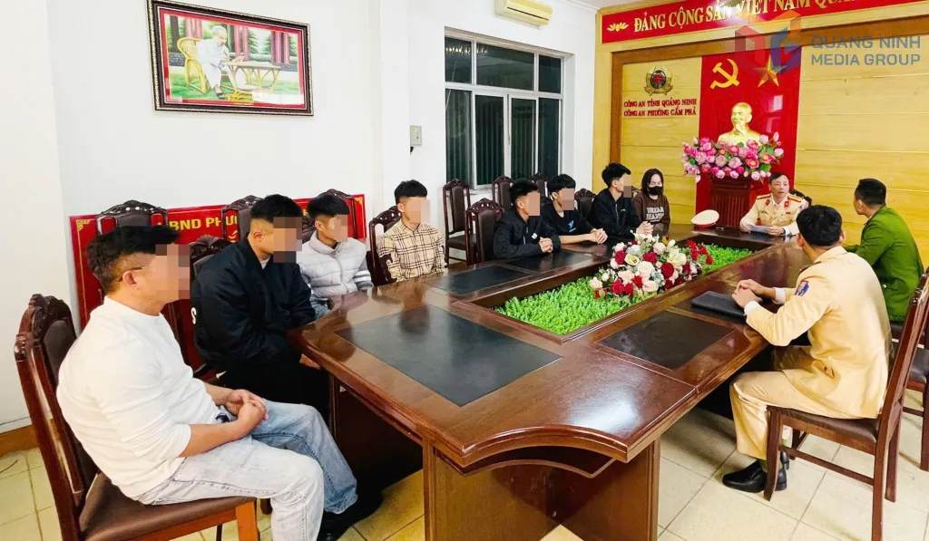 Xử lý nghiêm nhóm thanh thiếu niên "bốc đầu" xe mô tô và livestream trên mạng xã hội - Ảnh 2.