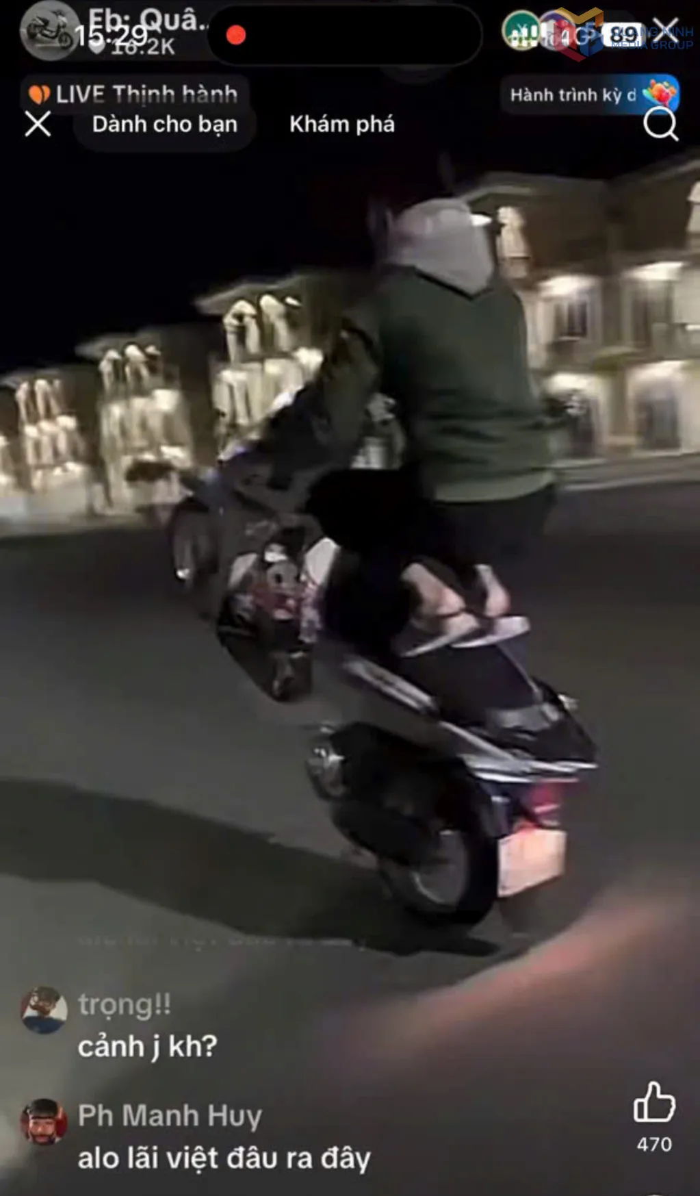 Xử lý nghiêm nhóm thanh thiếu niên "bốc đầu" xe mô tô và livestream trên mạng xã hội - Ảnh 1.