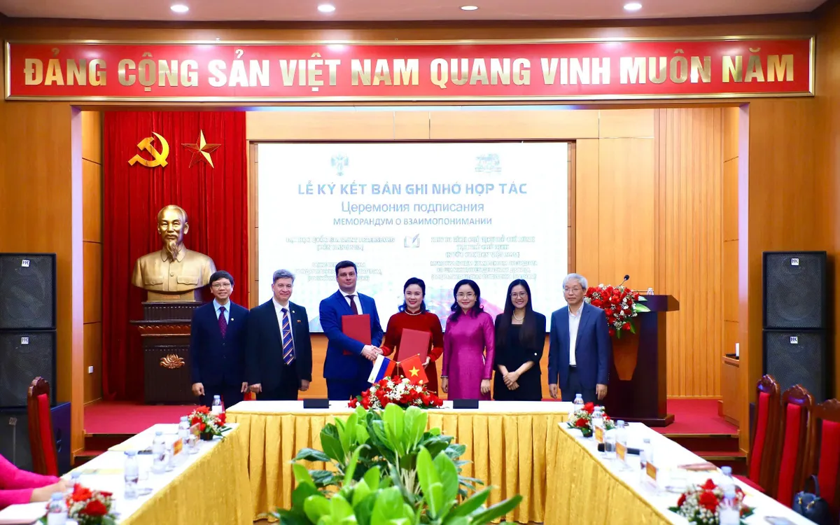 Lễ ký kết Bản ghi nhớ hợp tác giữa Khu Di tích Chủ tịch Hồ Chí Minh tại Phủ Chủ tịch và Đại học Quốc gia Saint Petersburg Liên bang Nga, giai đoạn 2025 – 2030 