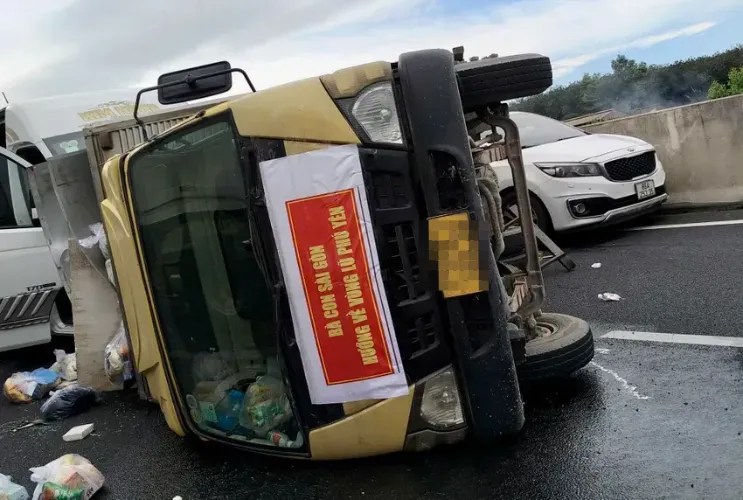 Xe chở hàng cứu trợ gặp tai nạn liên hoàn trên cao tốc Dầu Giây – Phan Thiết - Ảnh 1.