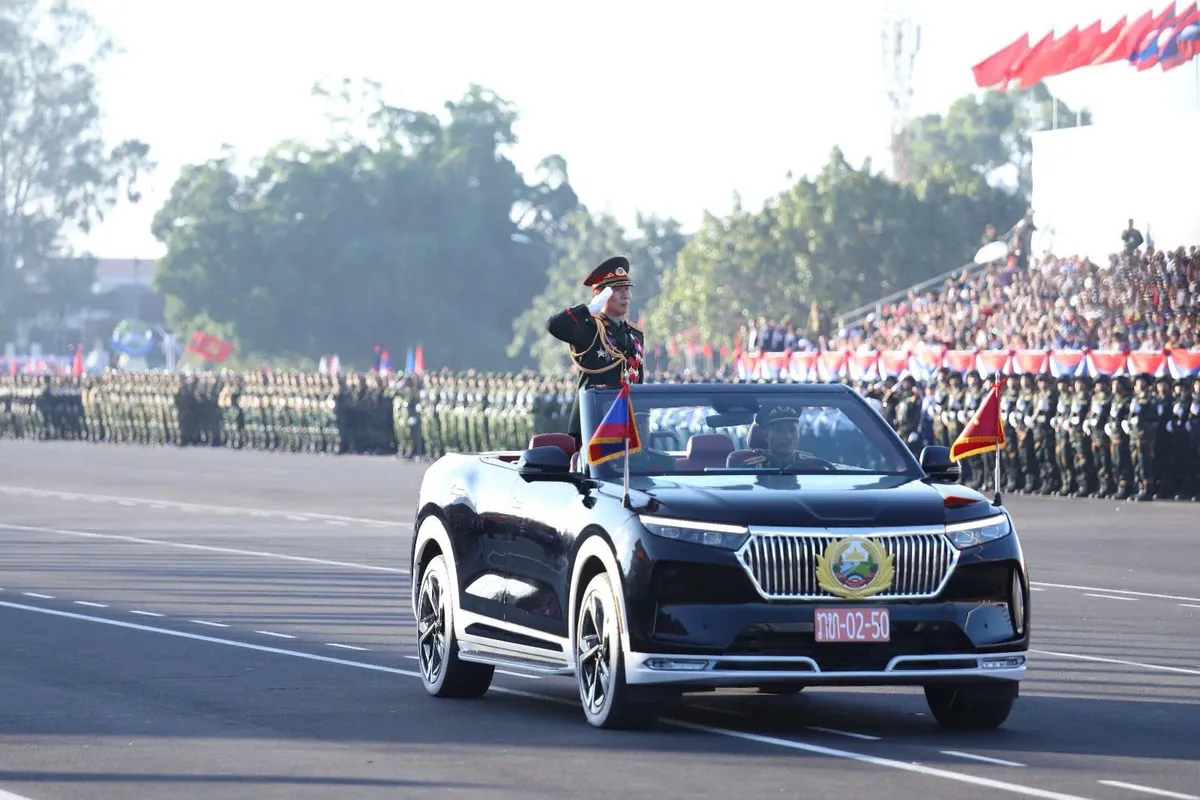 Xe điện Việt Nam nổi bật tại lễ diễu binh, diễu hành kỷ niệm Quốc khánh Lào- Ảnh 1. Xe điện Việt Nam nổi bật tại lễ diễu binh, diễu hành kỷ niệm Quốc khánh Lào- Ảnh 1.