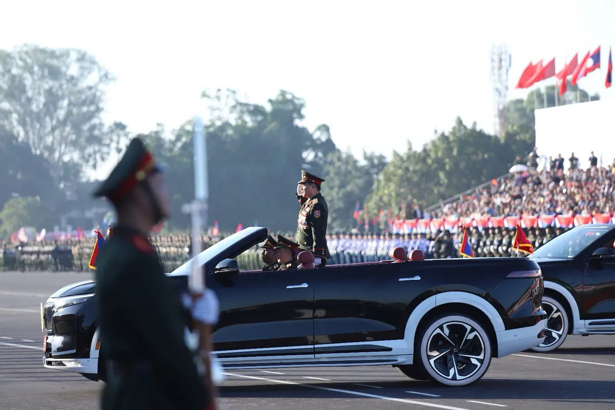 Xe điện Việt Nam nổi bật tại lễ diễu binh, diễu hành kỷ niệm Quốc khánh Lào- Ảnh 5. Xe điện Việt Nam nổi bật tại lễ diễu binh, diễu hành kỷ niệm Quốc khánh Lào- Ảnh 5.