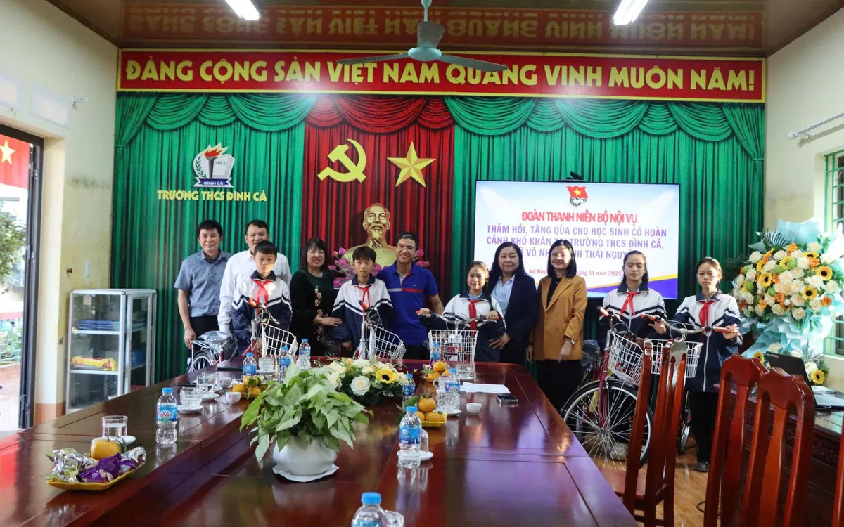 Đoàn Thanh niên Bộ Nội vụ sẻ chia, tiếp sức học sinh Trường THCS Đình Cả (Thái Nguyên). 