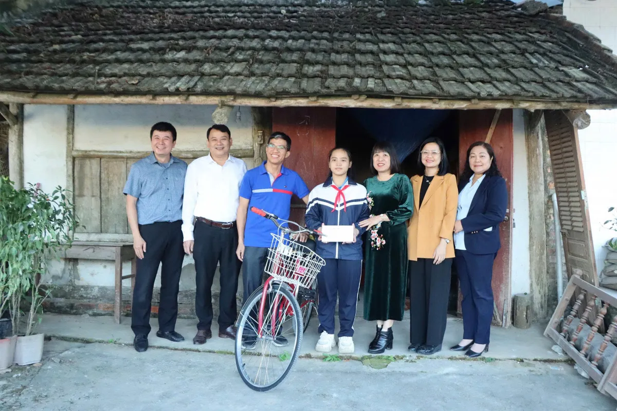 Đoàn thanh niên Bộ Nội vụ sẻ chia, tiếp sức học sinh vượt qua hậu quả mưa  - Ảnh 1.