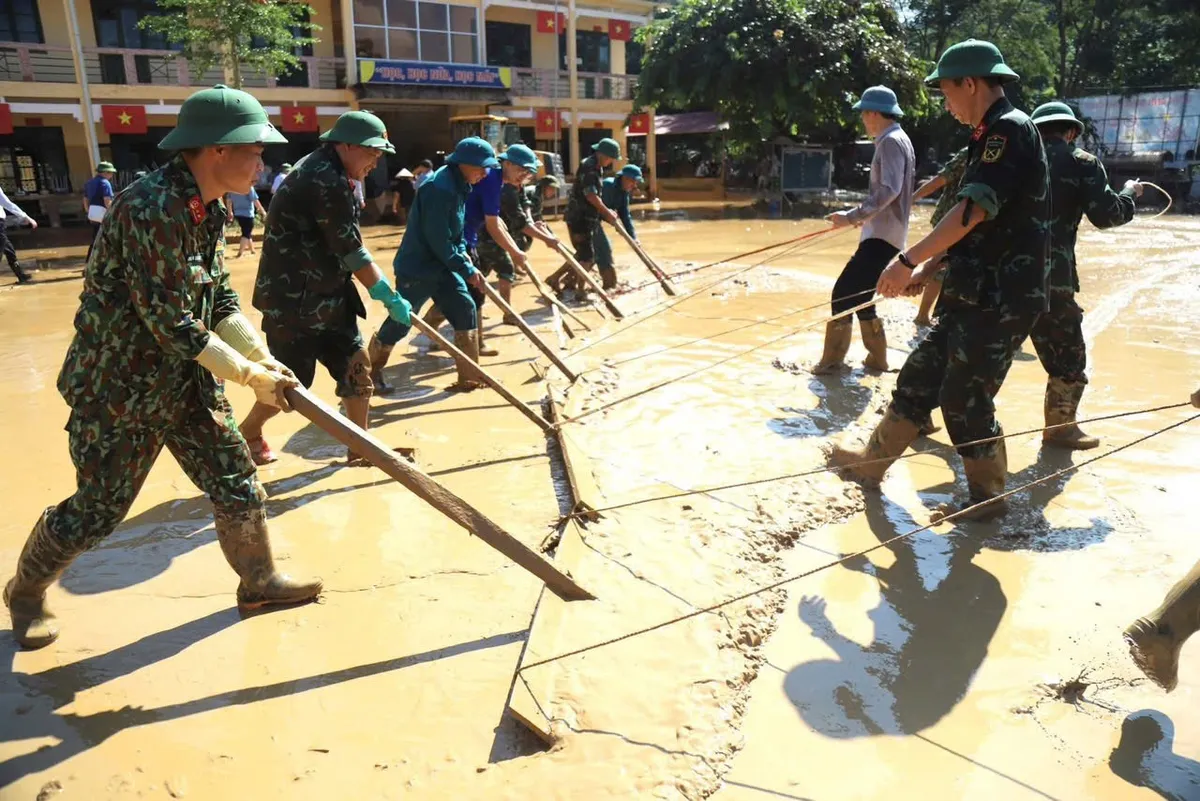 Đoàn thanh niên Bộ Nội vụ sẻ chia, tiếp sức học sinh vượt qua hậu quả mưa  - Ảnh 2.