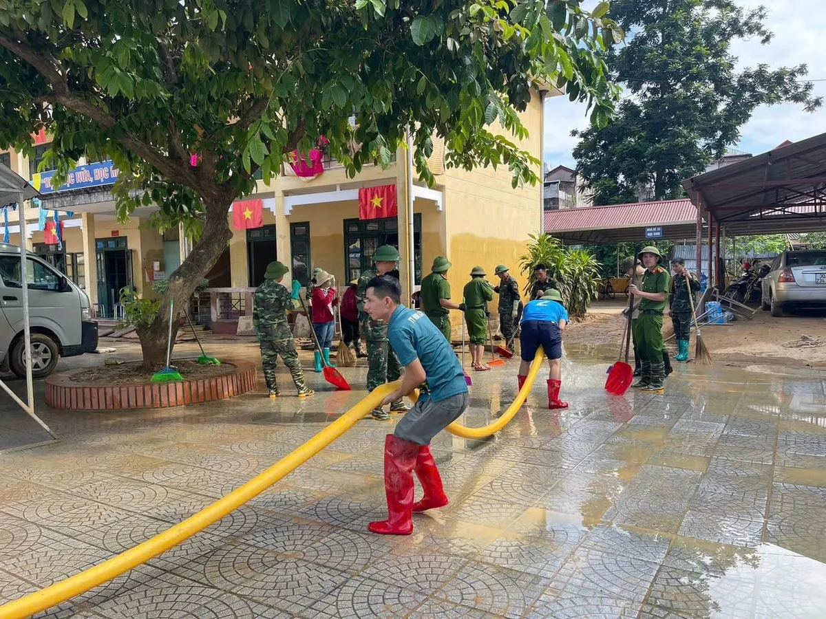 Đoàn thanh niên Bộ Nội vụ sẻ chia, tiếp sức học sinh vượt qua hậu quả mưa  - Ảnh 3.
