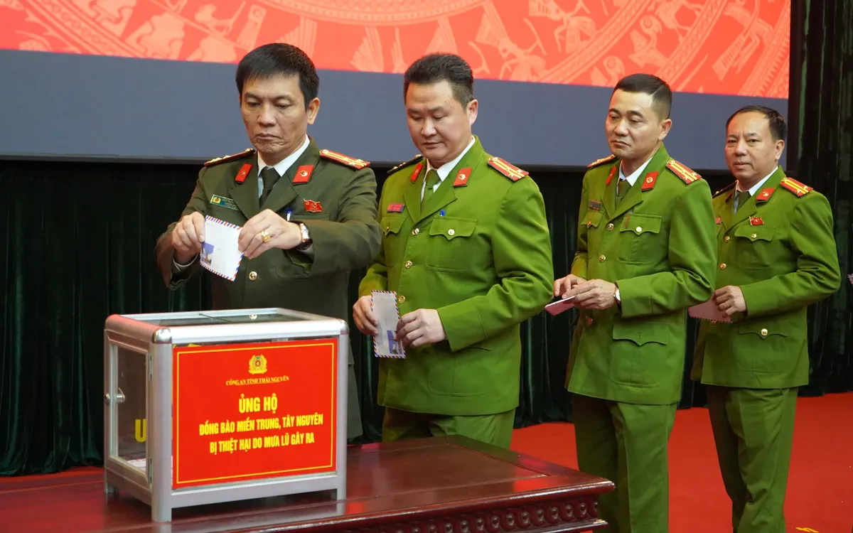 Các đại biểu quyên góp, ủng hộ tại chương trình. Ảnh: Quốc Tùng 