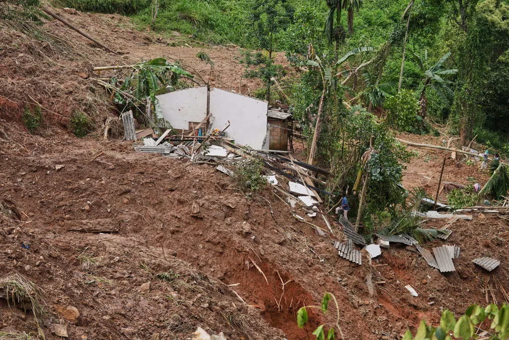 Hàng trăm nghìn người sống sót sau lũ lụt ở châu Á vật lộn với thiếu lương thực và nhiên liệu  - Ảnh 1.