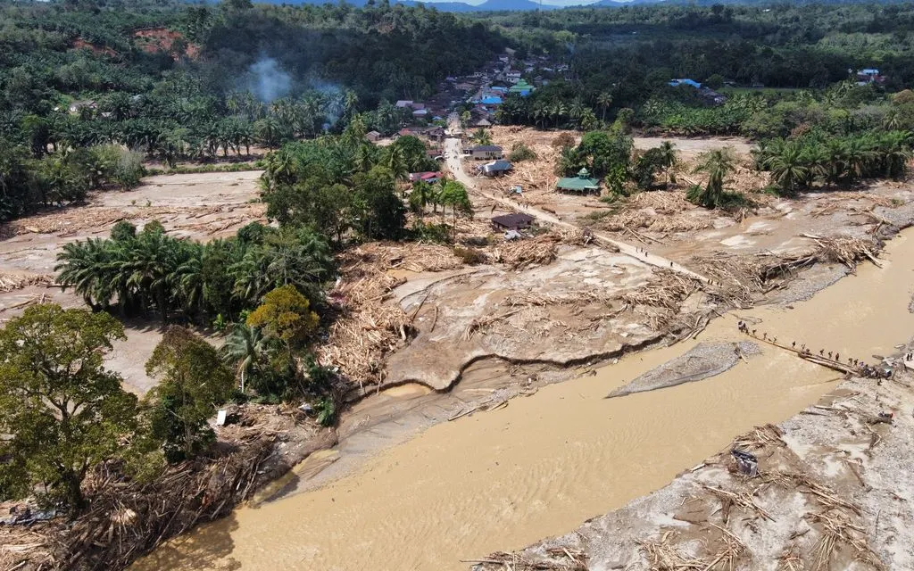Quang cảnh một ngôi làng bị ảnh hưởng bởi lũ quét ở Batang Toru, Bắc Sumatra, Indonesia, ngày 1/12/2025 (Ảnh: AP)