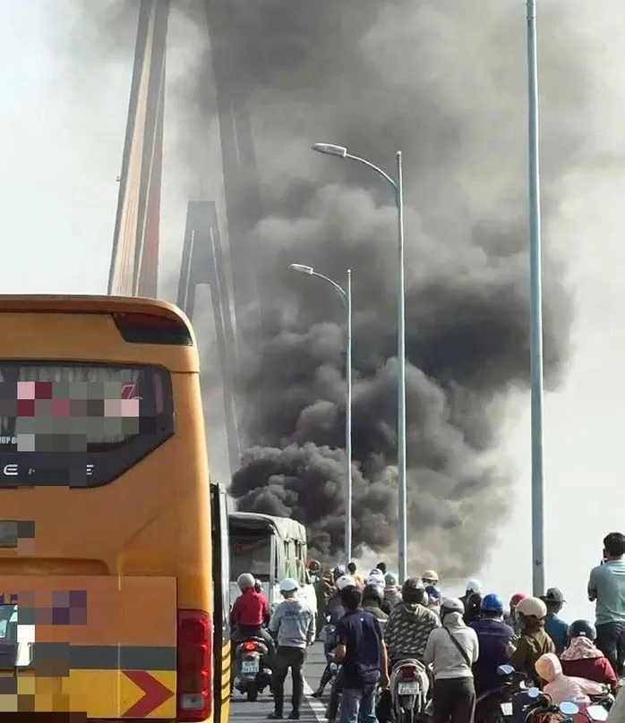 Ô tô cháy dữ dội trên cầu Rạch Miễu, tài xế kịp mở cửa thoát thân - Ảnh 1.