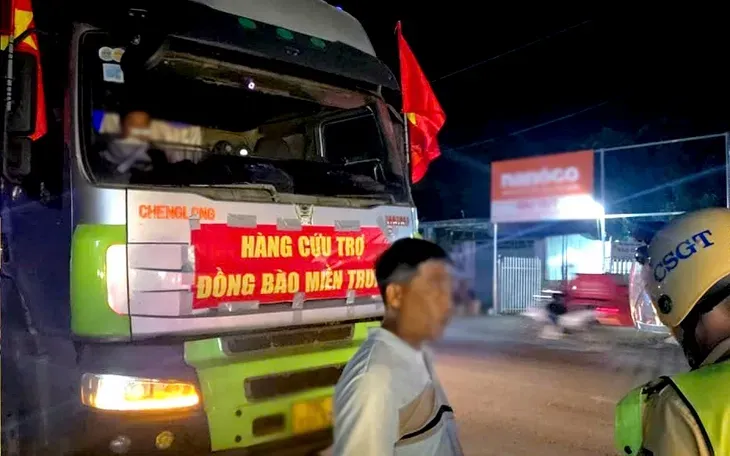 Tài xế bị lực lượng Cảnh sát giao thông kiểm tra vi phạm.