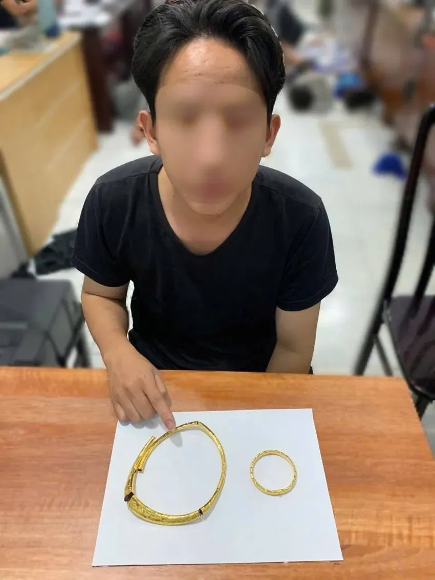 Thanh niên cướp 3 chỉ vàng, cầm dao dọa tự sát khi bị cảnh sát truy đuổi - Ảnh 3.