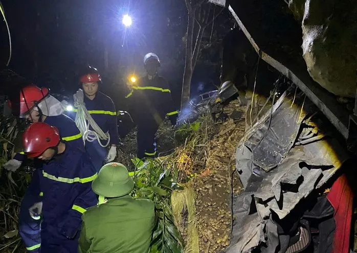 Xe tải mất lái lao xuống vực sâu 100m ở Lào Cai, tài xế tử vong - Ảnh 1.