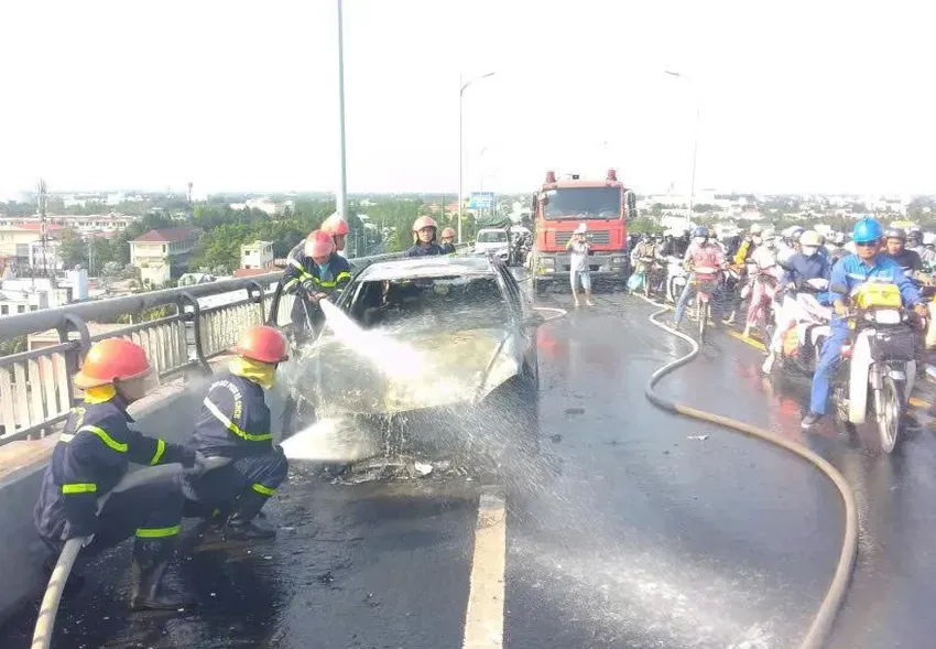 Ô tô cháy dữ dội trên cầu Rạch Miễu, tài xế kịp mở cửa thoát thân - Ảnh 2.