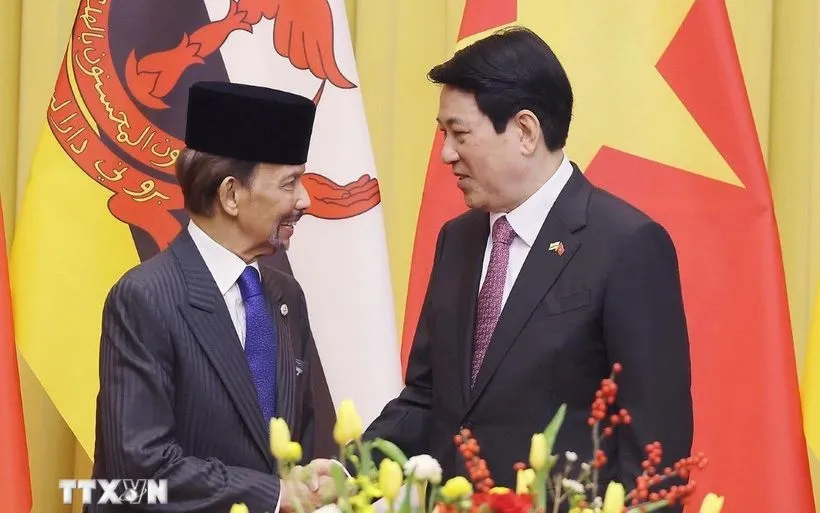 Chủ tịch nước Lương Cường và Quốc vương Brunei Darussalam Haji Hassanal Bolkiah. (Ảnh: Lâm Khánh/TTXVN)