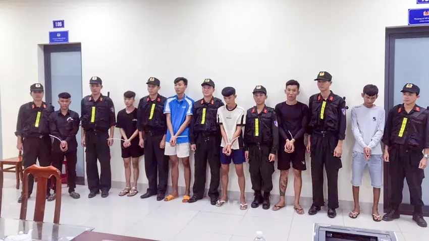 Triệt phá băng nhóm côn đồ “Tẻo Bô” thường xuyên đánh chém, gây mất an ninh trật tự - Ảnh 1.
