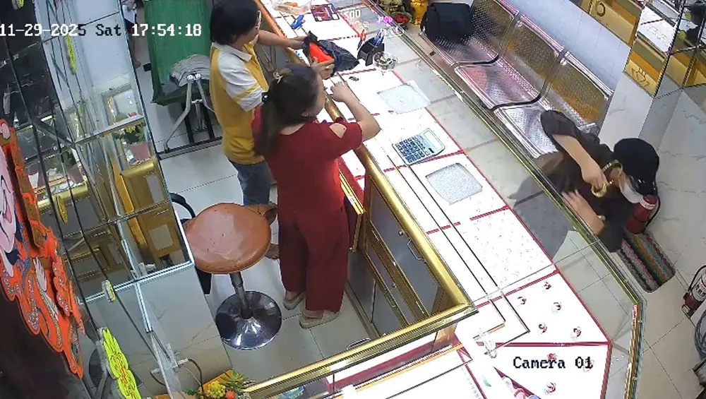 Thanh niên cướp 3 chỉ vàng, cầm dao dọa tự sát khi bị cảnh sát truy đuổi - Ảnh 2.