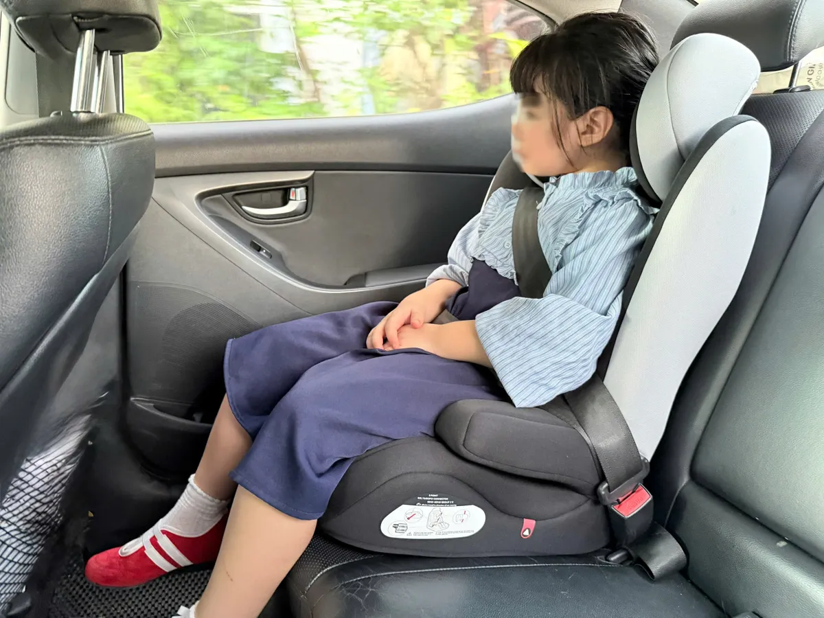 Chính phủ đề xuất miễn trừ ghế an toàn cho trẻ dưới 10 tuổi trên taxi và xe buýt - Ảnh 1.