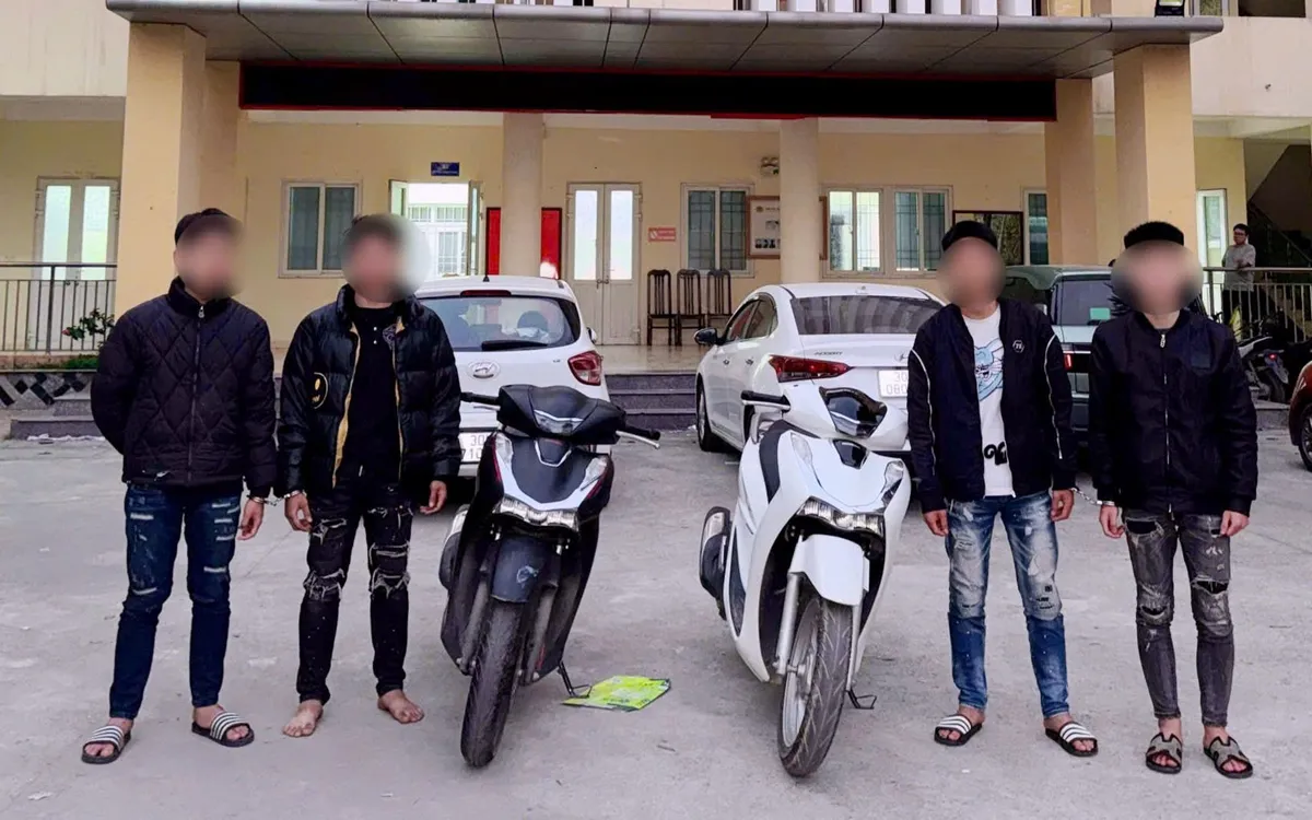 Các đối tượng và phương tiện tại cơ quan công an.