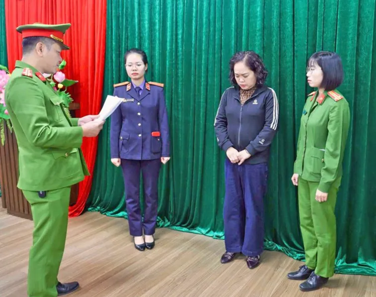 Cơ quan Cảnh sát điều tra Công an tỉnh Bắc Ninh đọc Lệnh bắt bị can Nguyễn Thị Hoa (đứng thứ 3 từ trái sang phải)