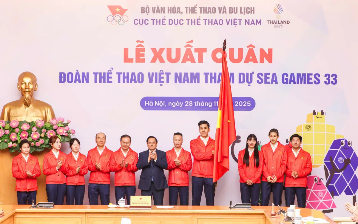 Lê Minh Thuận (cầm cờ) là một trong hai VĐV có vinh dự đi tiên phong cho đoàn Thể thao Việt Nam tại kỳ SEA Games 33 được tổ chức tại Thái Lan.