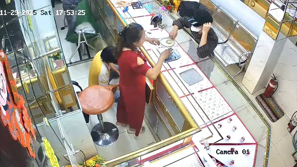 Thanh niên cướp 3 chỉ vàng, cầm dao dọa tự sát khi bị cảnh sát truy đuổi - Ảnh 1.