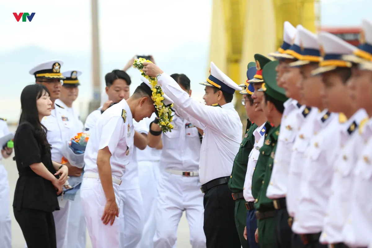 Tàu huấn luyện ROKS Hansando của Hải quân Hàn Quốc thăm hữu nghị Đà Nẵng - Ảnh 2.