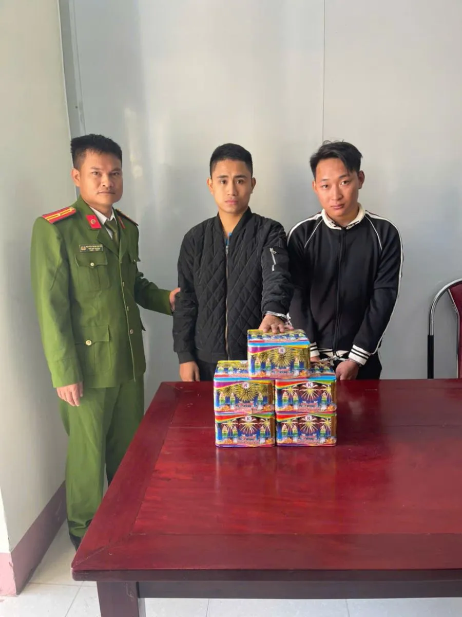 Bắt nam thanh niên vận chuyển 8,6 kg pháo hoa nổ  - Ảnh 1.