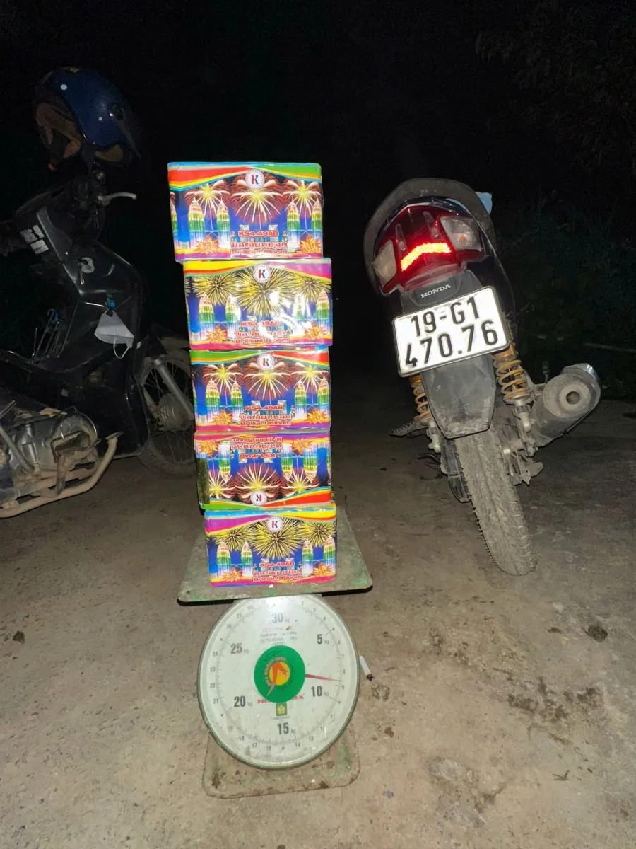Bắt nam thanh niên vận chuyển 8,6 kg pháo hoa nổ  - Ảnh 2.
