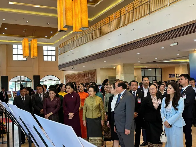 Phu nhân Ngô Phương Ly dự Khai mạc Tuần phim Việt Nam và triển lãm ảnh về quan hệ Việt Nam - Lào - Ảnh 1.