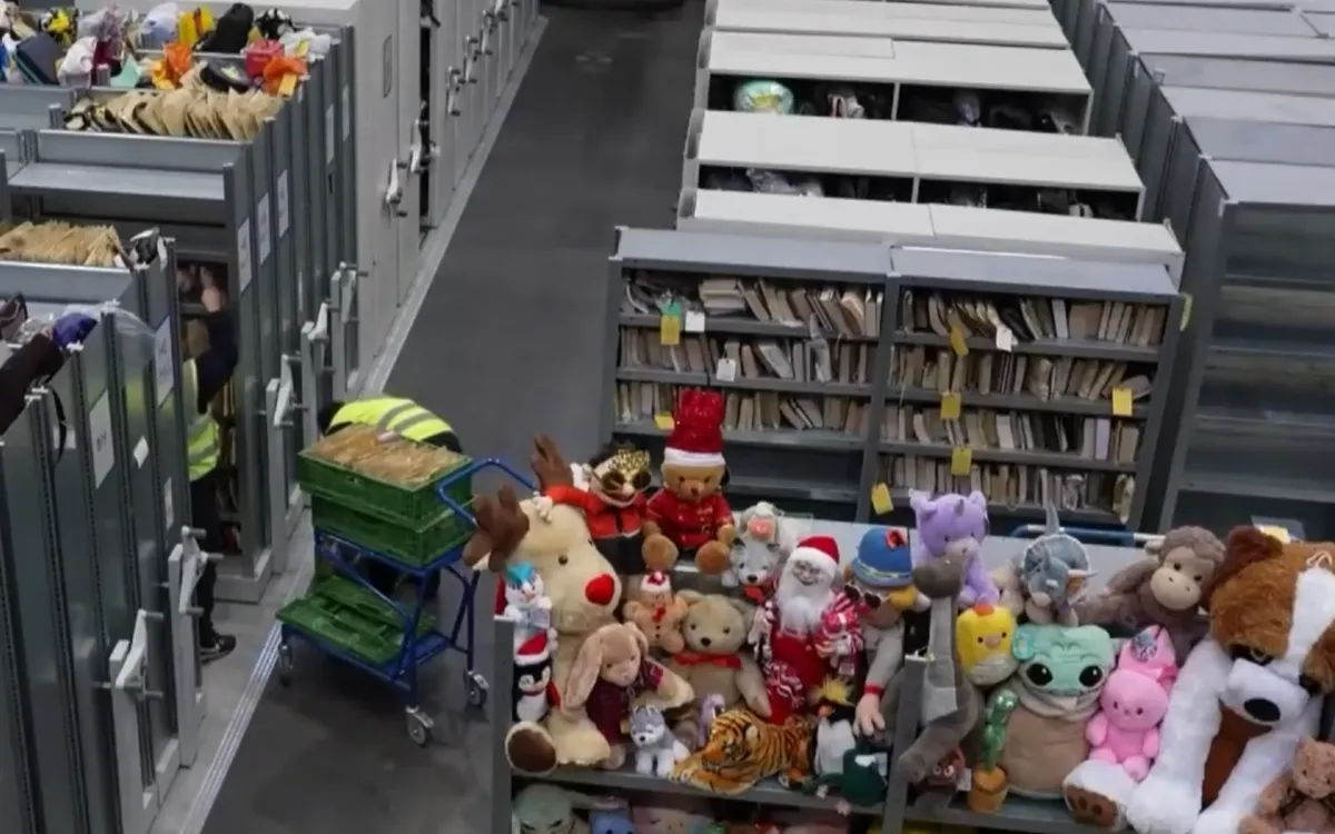 Văn phòng lưu trữ đồ thất lạc ở thủ đô Anh - Ảnh 1.