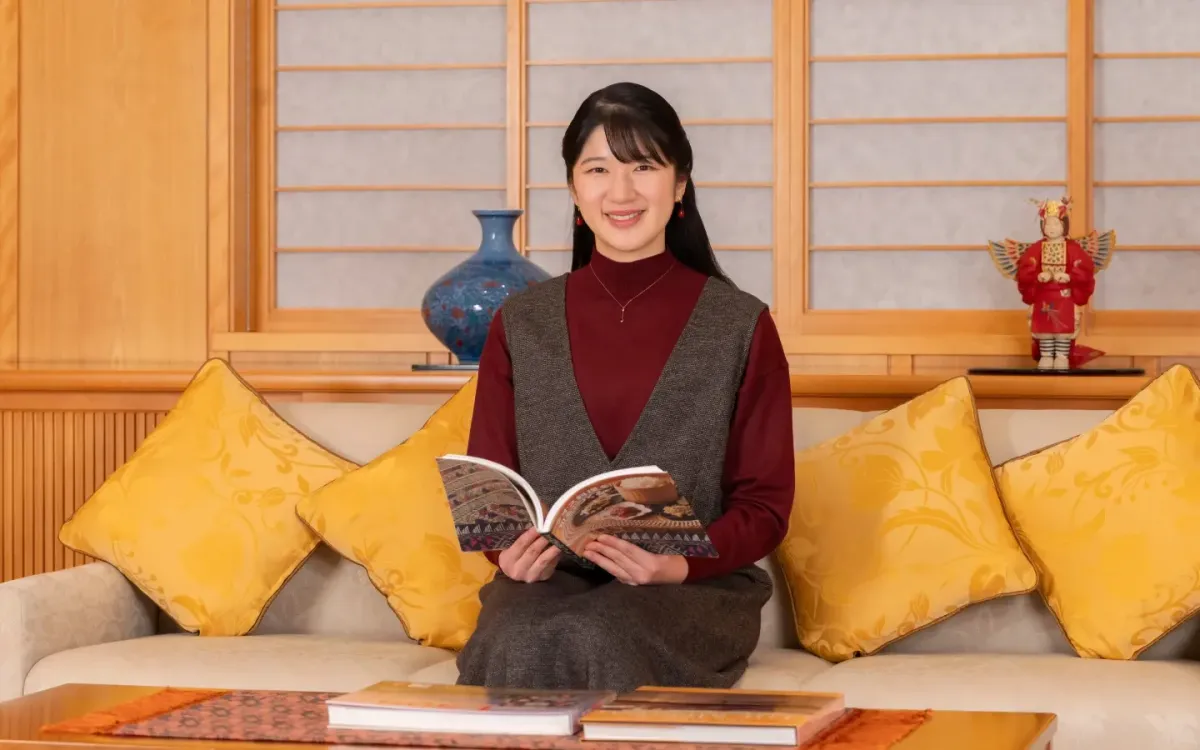 Công chúa Aiko tạo dáng chụp ảnh tại Hoàng cung Tokyo ngày 7/11/2025. (Ảnh: Imperial Household Agency of Japan via AP)