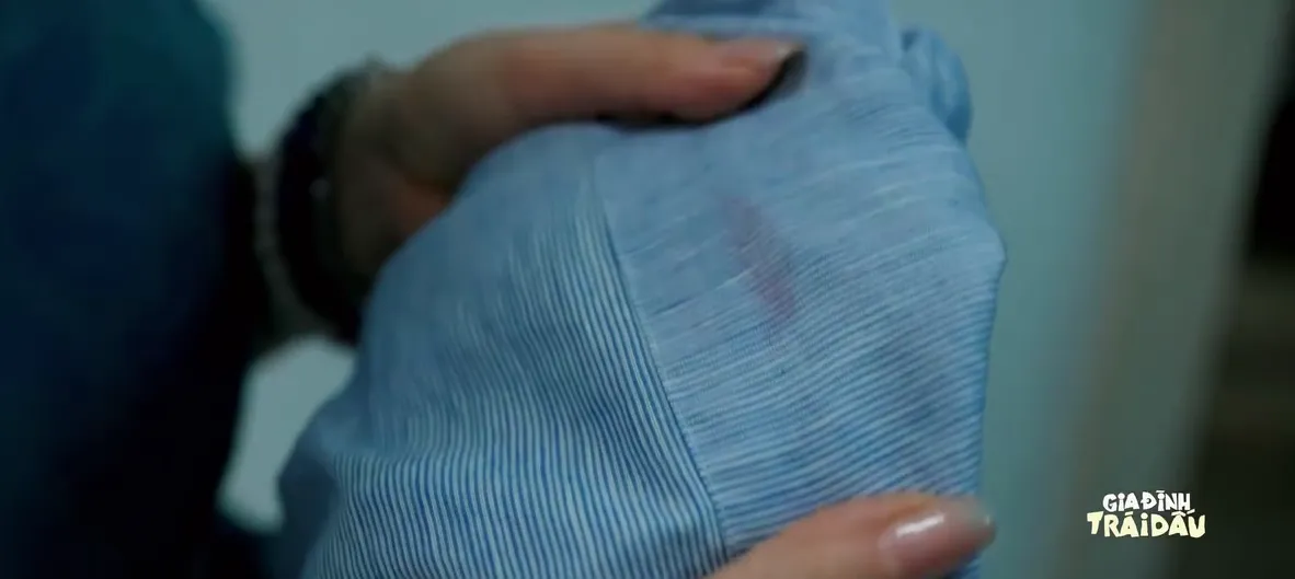 Gia đình trái dấu - Tập 2: Thấy vết son lạ trên áo, vợ âm thầm điều tra - Ảnh 2.