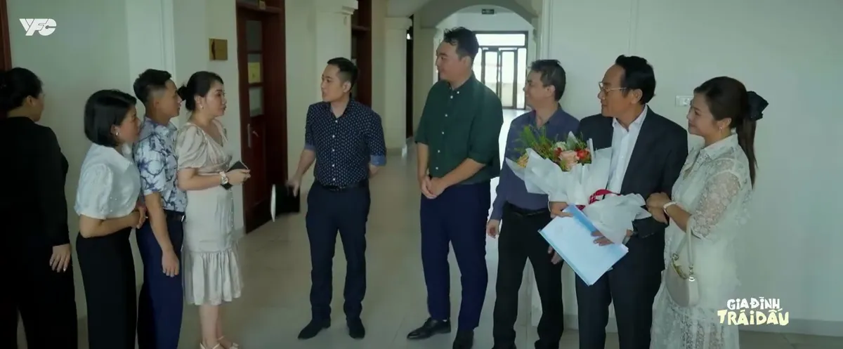 Gia đình trái dấu - Tập 2: Thấy vết son lạ trên áo, vợ âm thầm điều tra - Ảnh 4.