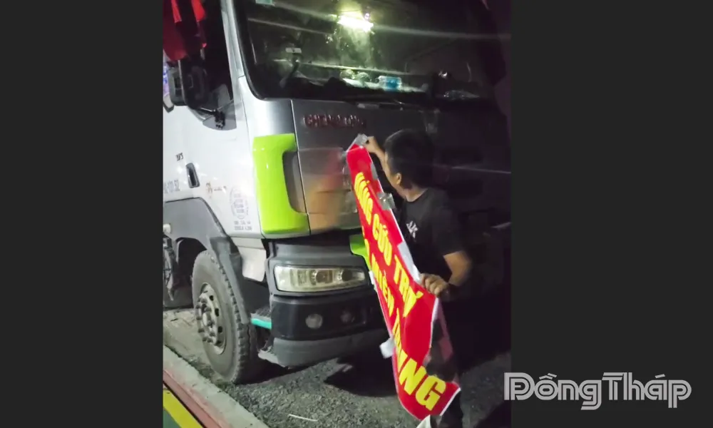 Xe chở gạo qu&aacute; tải d&aacute;n băng r&ocirc;n &lsquo;cứu trợ miền Trung&rsquo; bị CSGT Đồng Th&aacute;p xử phạt  - Ảnh 1.