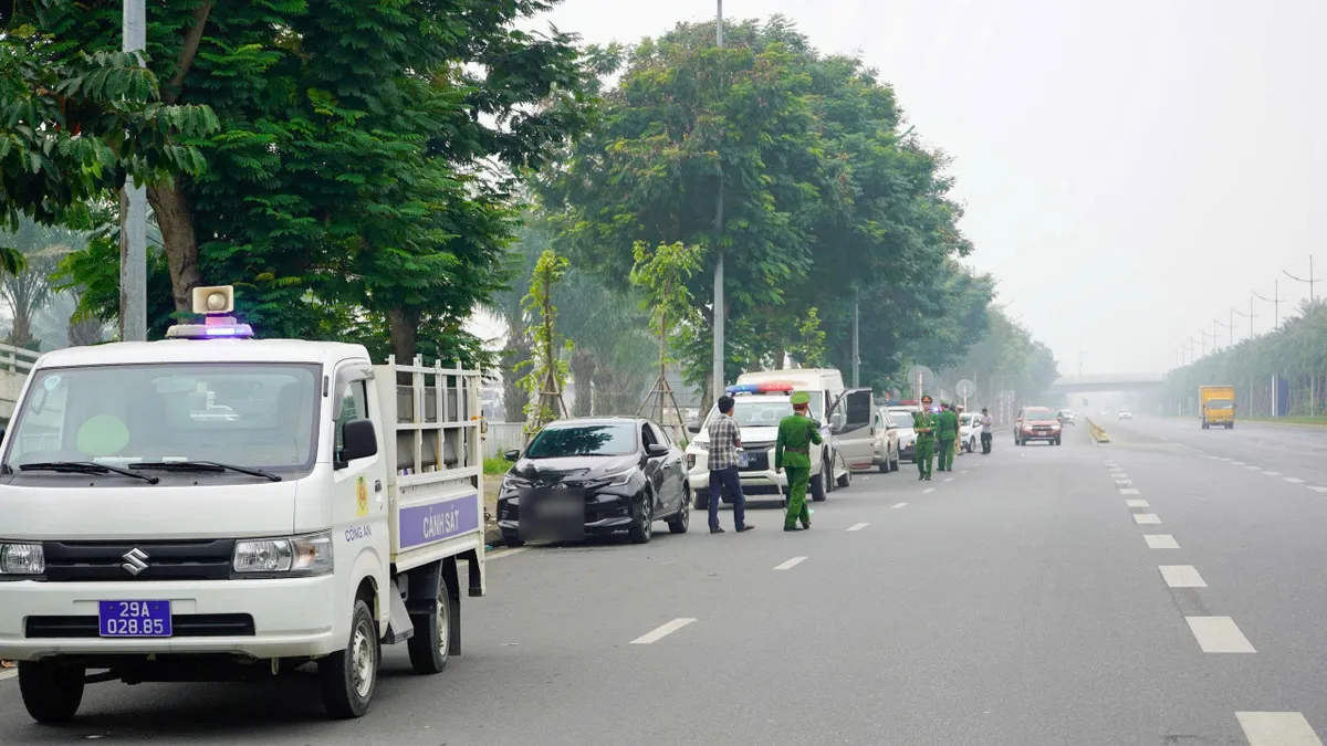 Hà Nội, xử lý nhiều tài xế dừng đỗ xe sai quy định tại Sân bay Nội Bài - Ảnh 3.