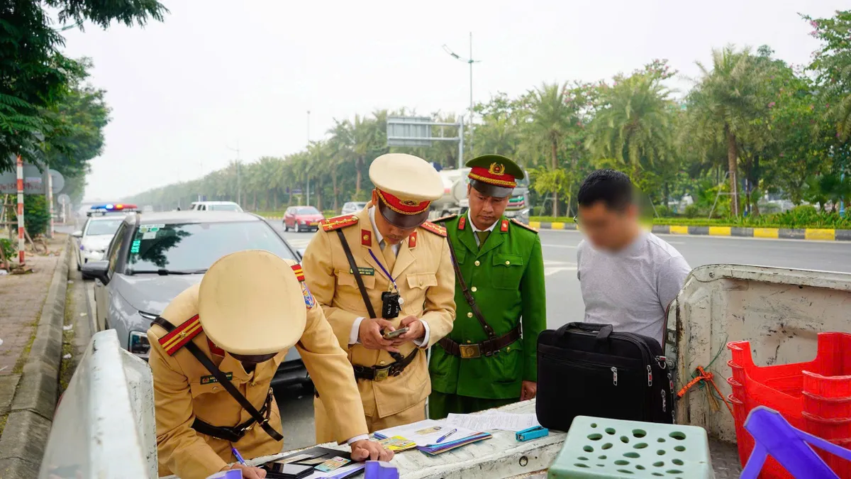 Hà Nội, xử lý nhiều tài xế dừng đỗ xe sai quy định tại Sân bay Nội Bài - Ảnh 2.