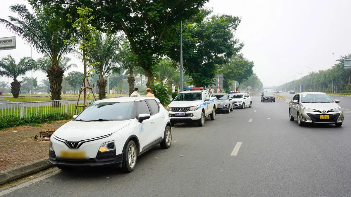 Hà Nội, xử lý nhiều tài xế dừng đỗ xe sai quy định tại Sân bay Nội Bài - Ảnh 1.