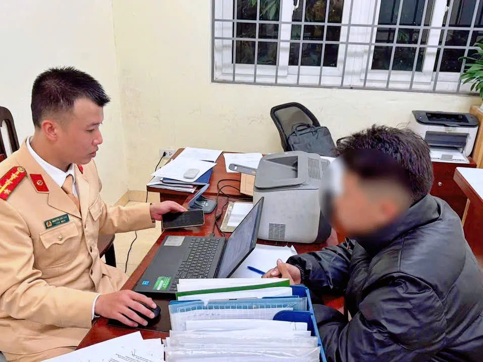 CSGT kịp thời ngăn chặn nhóm thanh niên gây rối trật tự công cộng trên Quốc lộ 32 - Ảnh 1.