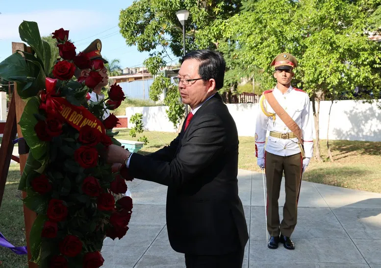 Ph&oacute; Thủ tướng Hồ Quốc Dũng d&acirc;ng hoa tưởng niệm Chủ tịch Hồ Ch&iacute; Minh tại Thủ đ&ocirc; La Habana - Ảnh 1.