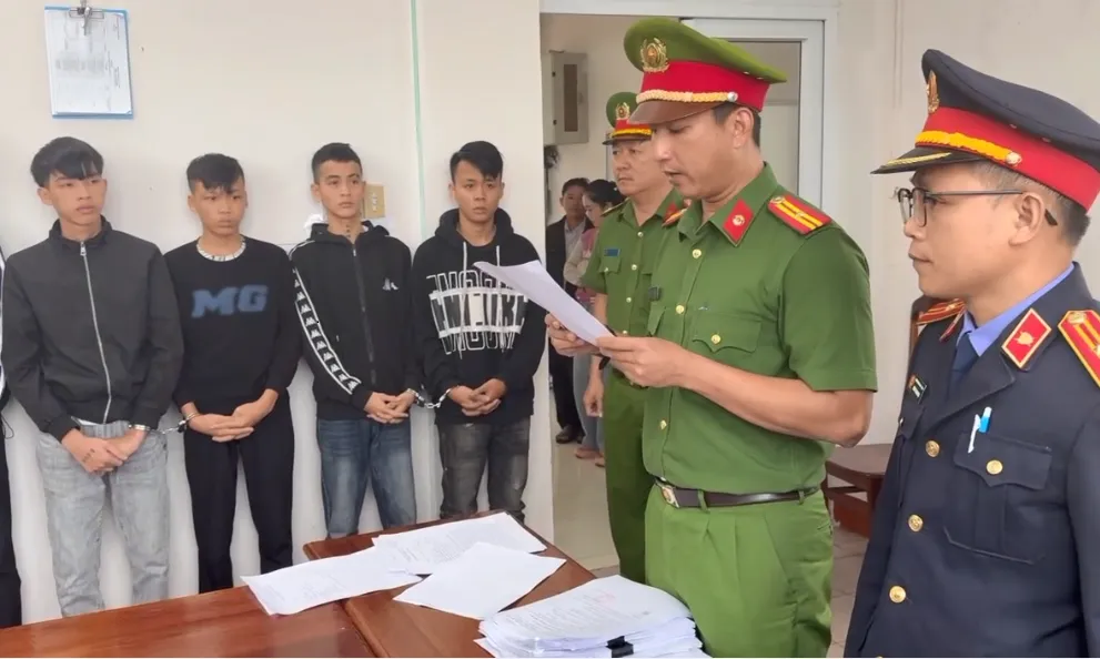 Mâu thuẫn qua điện thoại, 15 thanh thiếu niên mang dao kiếm, súng ná bắn bi hẹn nhau hỗn chiến - Ảnh 3.