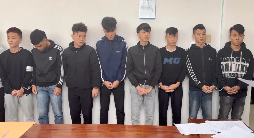 Mâu thuẫn qua điện thoại, 15 thanh thiếu niên mang dao kiếm, súng ná bắn bi hẹn nhau hỗn chiến - Ảnh 2.